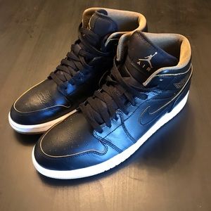Air Jordan 1 Mid | Black & Gold